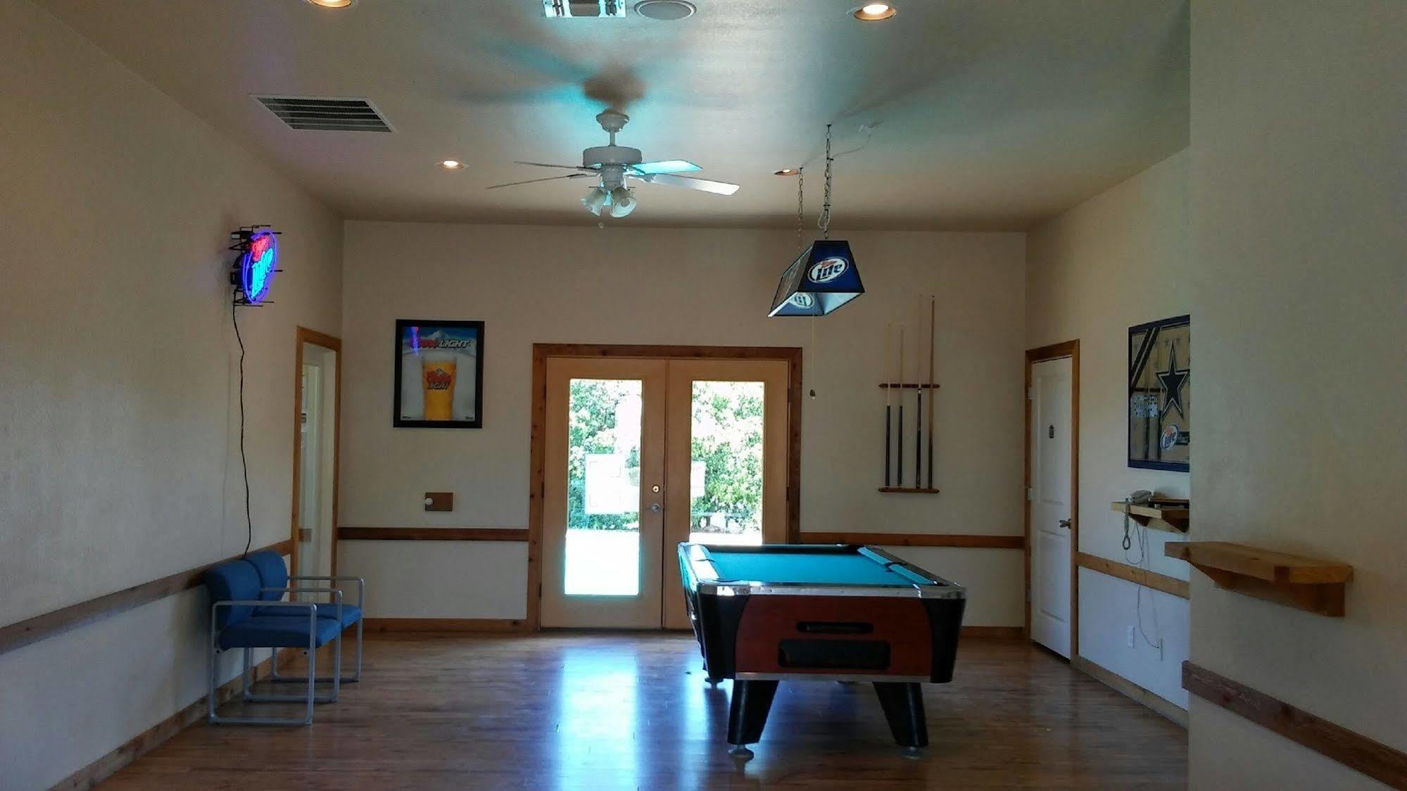 Top Of The Hill Rv Resort & Cabins Waring Extérieur photo